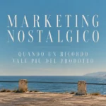 Fiat 500 d’epoca con valigia sul portapacchi davanti al mare, immagine simbolo del marketing nostalgico